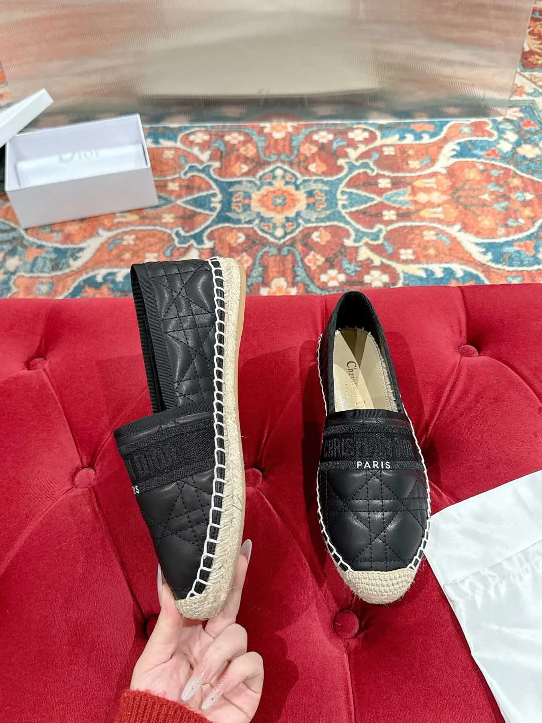👟👟Ex-factory price 460👟👟 Dior DIOR's new popular early spring fisherman shoes 🆕 Simple, elegant and fashionable, timeless and timeless, it is a classic that will never fade away in the fashion circle, retro fisherman shoes. Original hand-woven surface, electric embroidery technology! Specific cloth surface and rubber outsole. Code number: 35-39 (40.41 customized, non-refundable)